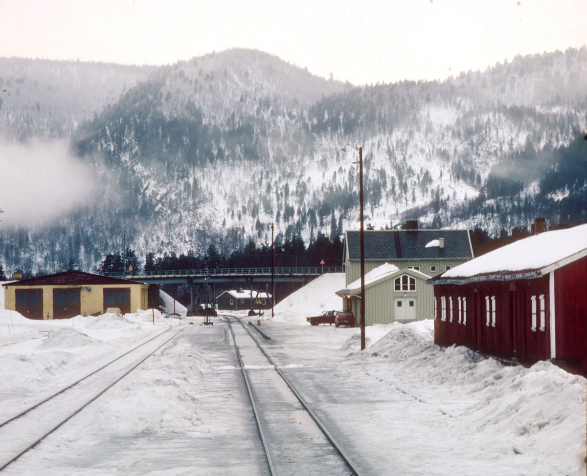 Røkland stasjon, tidligere Saltdal stasjon, sett fra lokomotivet i tog 452, dagtoget Bodø - Trondheim. Saltdal var endestasjon for Nordlandsbanen 1955 - 1958. Skiftet navn til Rokland i 1964, og Røkland 1965. Ble nedlagt som stasjon, og ble holdeplass i 1977.