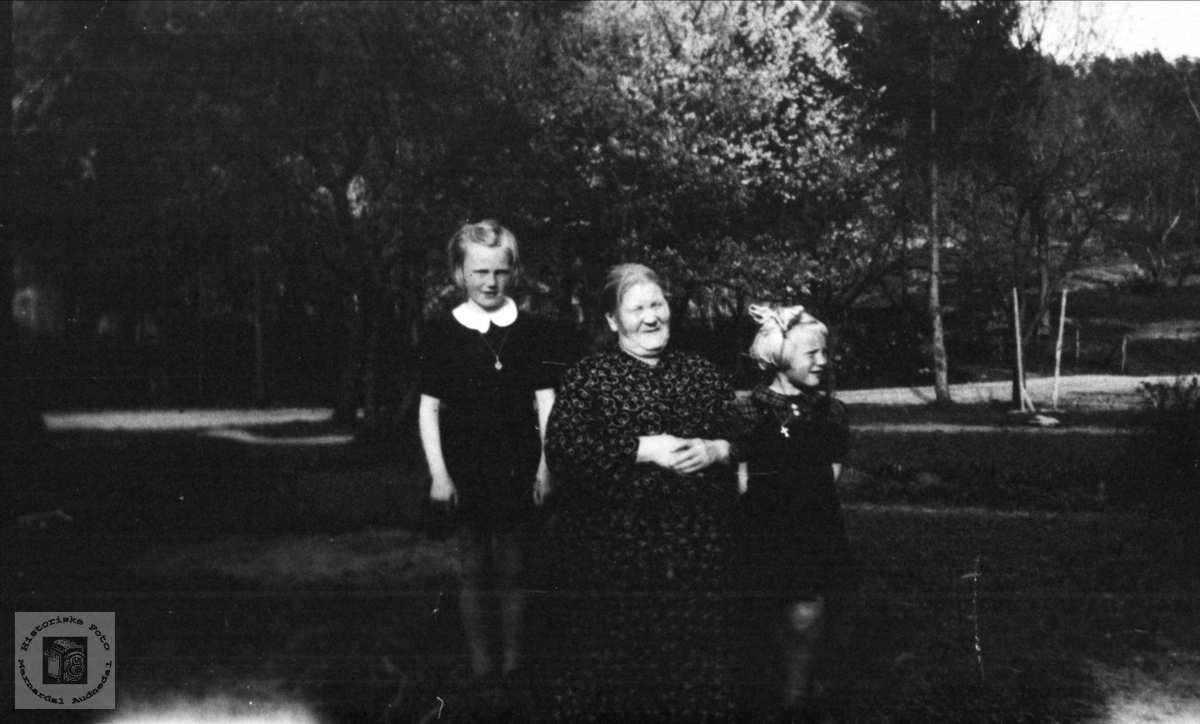 Bestemor og barnebarn Olsen.