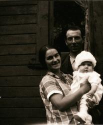 Familiebilde med mor, far og barn.
Fra venstre: Tora, Ole Ro