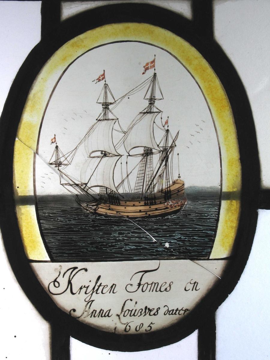 Seilskute, en brigg for fulle seil, tegnet opp med sepia,  blå rolig sjø, 3 danske flagg.