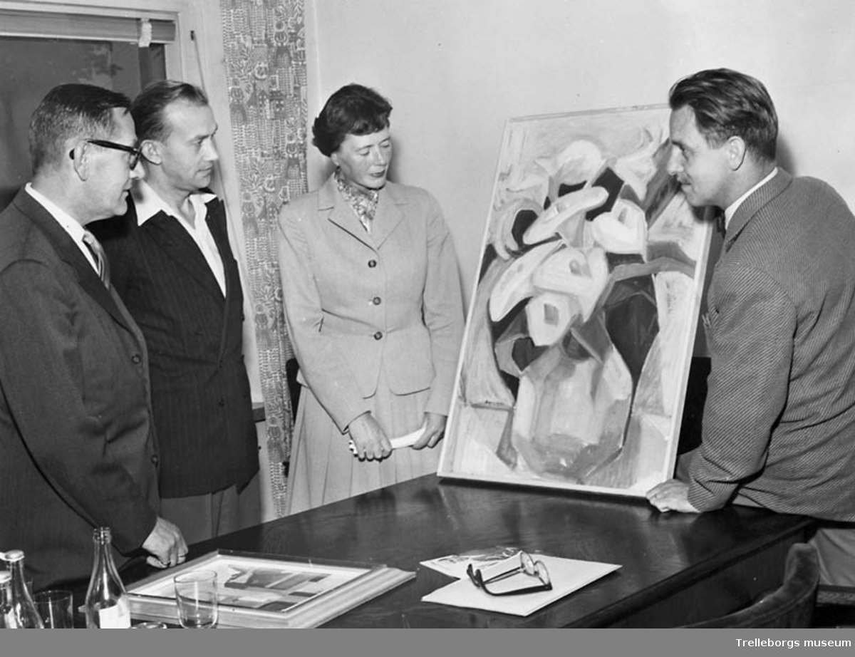 Utlottning av konstverk vid Konstklubbens möte i oktober 1958. Till höger Arnold "Nolle" Svensson, till vänster Hjördis Engström och två okända.