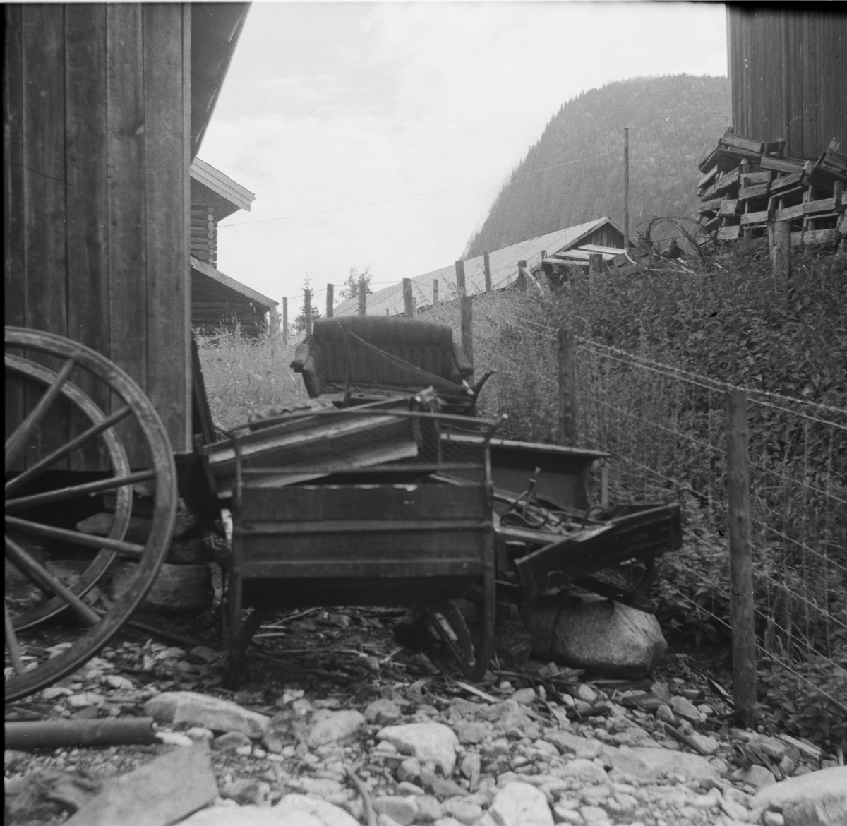 Rester av gamle sleder henslengt nær Nesbyen stasjon.