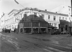 Bymessig bebyggelse, butikker fotografert. Rådghusgt x Ibsen