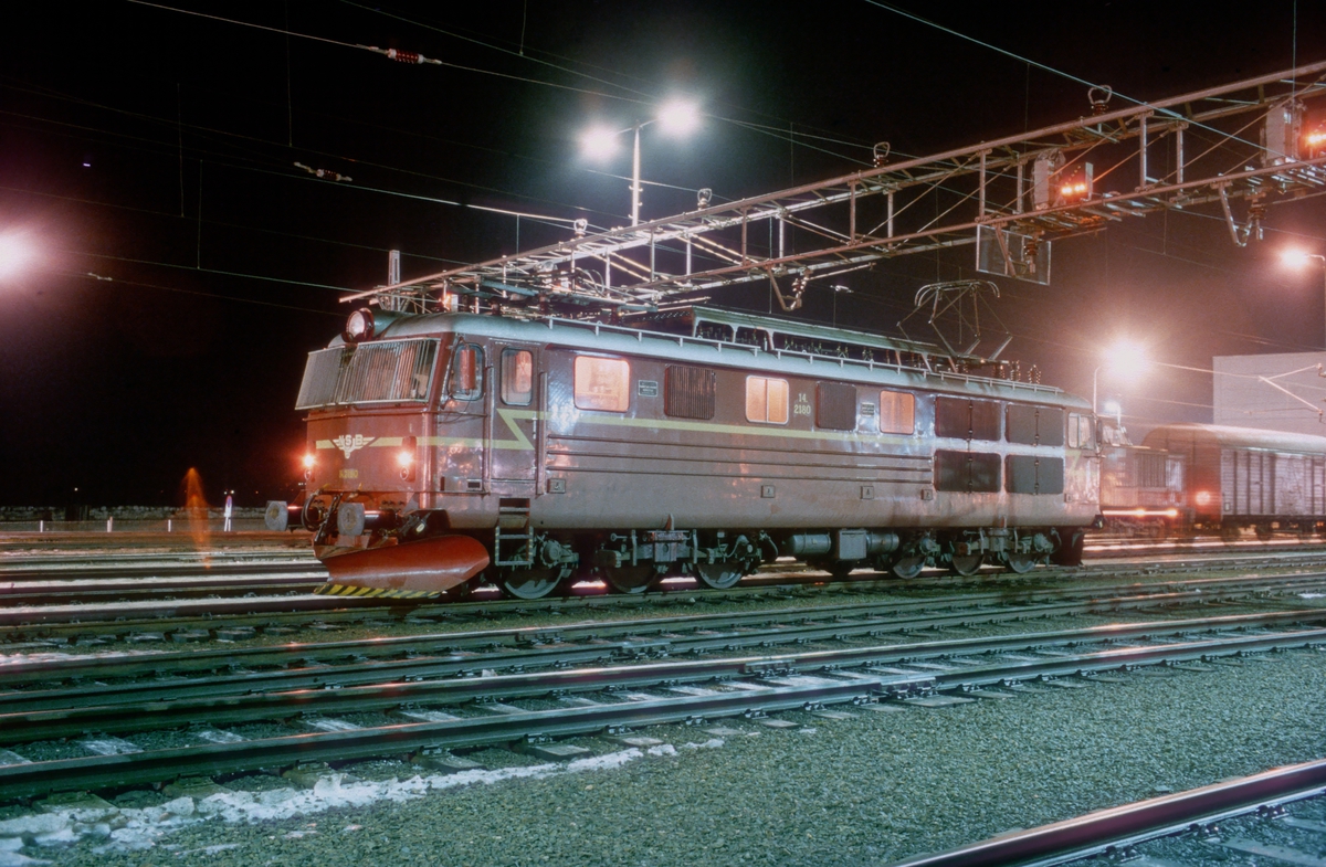 NSB elektrisk lokomotiv El 14 2180 på Trondheim stasjon. Lokomotivet har kommet fra Oslo Ø med ekspresstog 43, og skal trekke tog 406 (nattoget) tilbake.