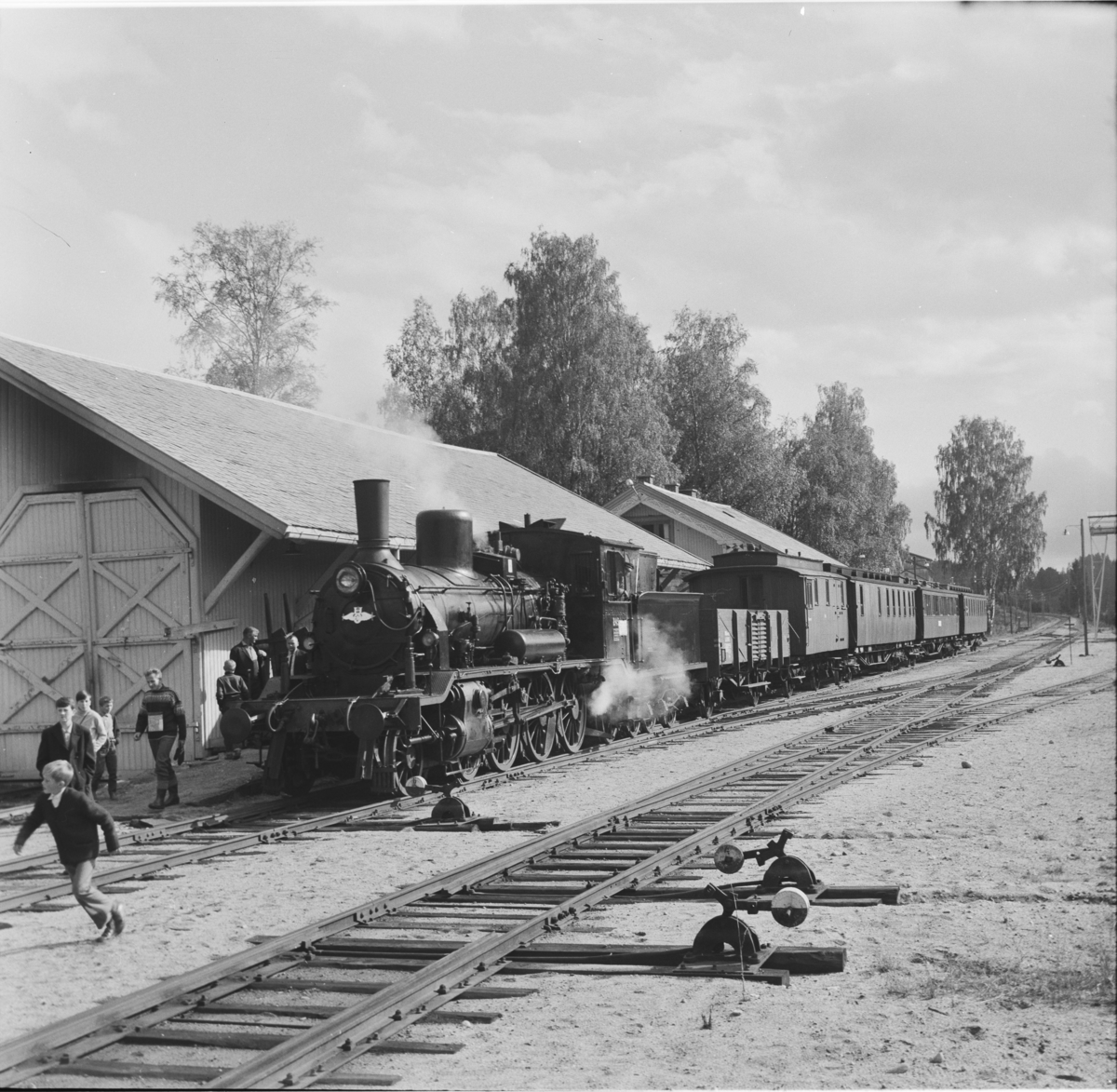 A/L Hølandsbanens veterantog på Krøderen stasjon. Toget trekkes av damplok 18c 245.