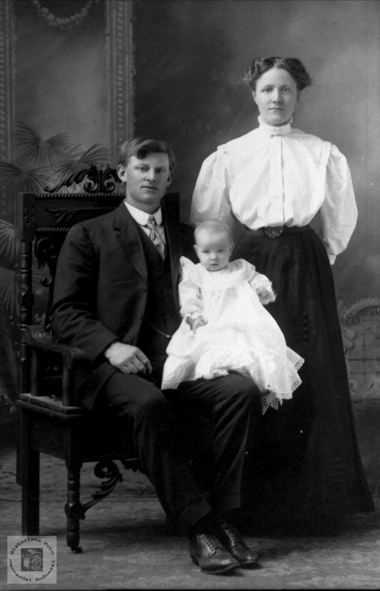 Foreldre med sin førstefødte. Torvald og Regine Laudal med Georg, USA.