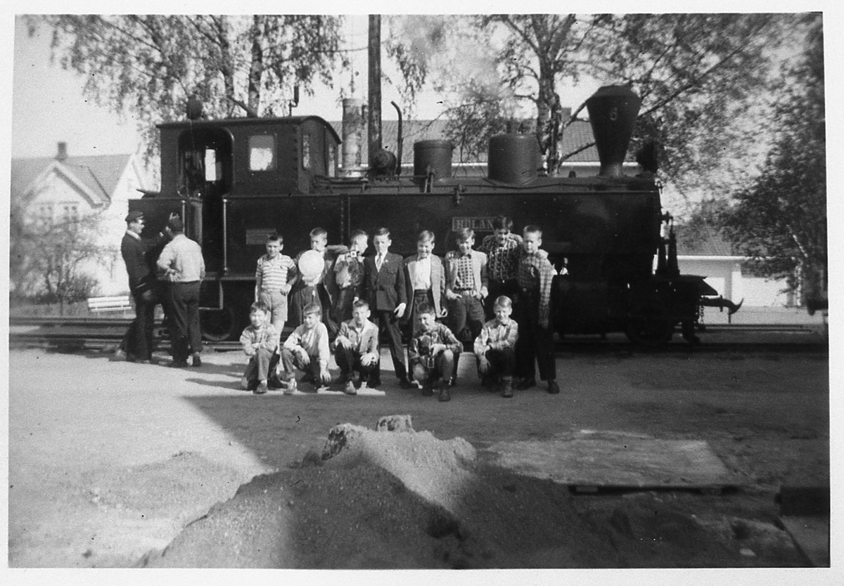 Klasse 3c gutter (3 c/g) Hersleb folkeskole på skoletur, oppstilt foran damplokomotiv 6 Høland.