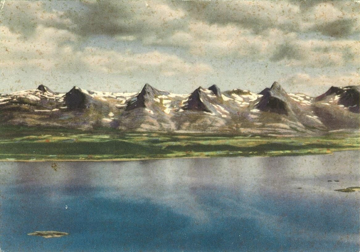 Fjellkjeden De syv søstre, sett fra vest/nordvest (Herøy).