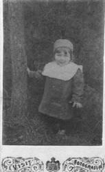 Oidentifierat barn kring sekelskiftet 1900.

Bäckseda hemb