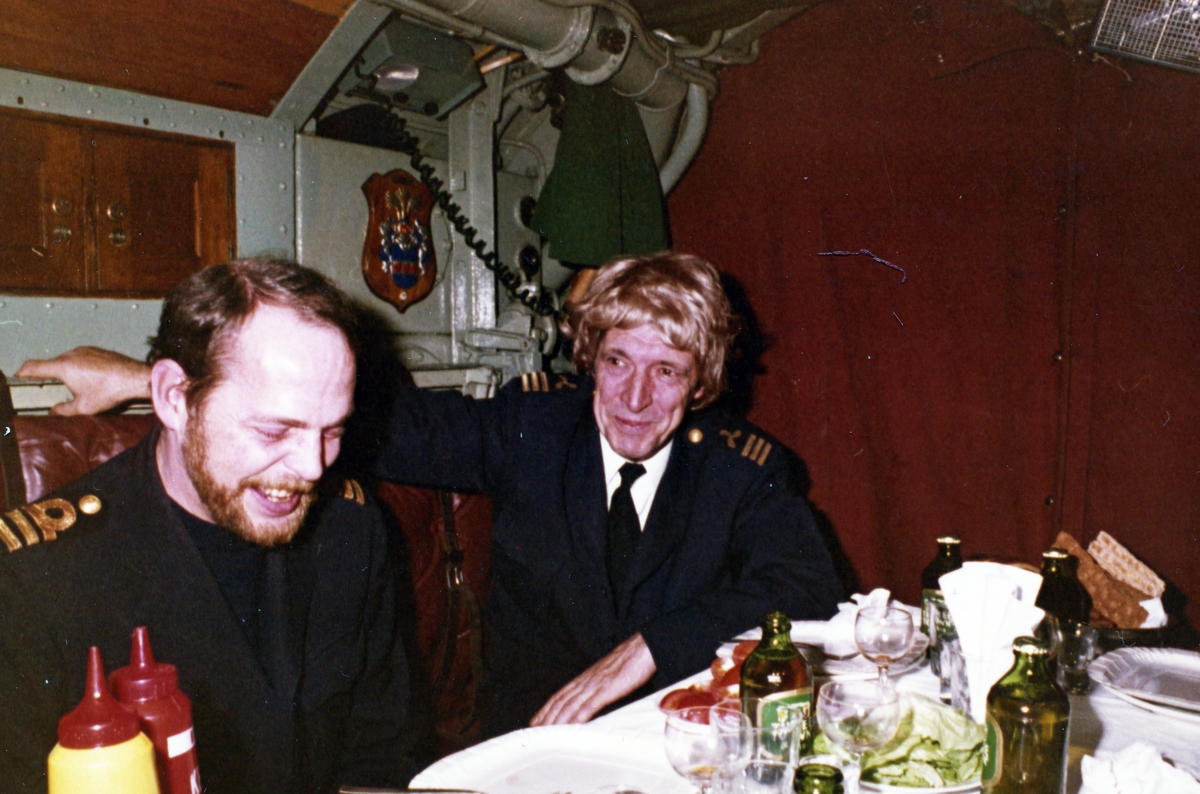 Fler perukprovningar. FC Kn Ulf Pejne, MtjC, förv. John Lindman, ombord på U-båten Makrillen 1972