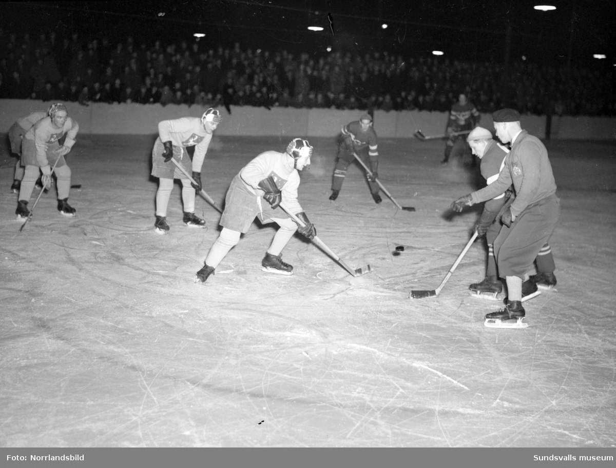 Matcher i Norrländska ishockeyveckan som var en turnering mellan distrikt och arrangerades under början av 1950-talet. På första bilden spelar Västerbottens länslag (i ljusa tröjor) mot Medelpad. Västerbottens målvakt heter Gösta ”Jeppe” Lindahl.