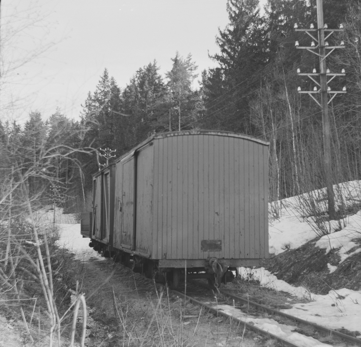 Godsvognene G9, G13 og K19 ved Sætra planovergang etter at de ble flyttet fra Sørumsand, der de hadde stått lagret siden nedleggelsen i 1960.