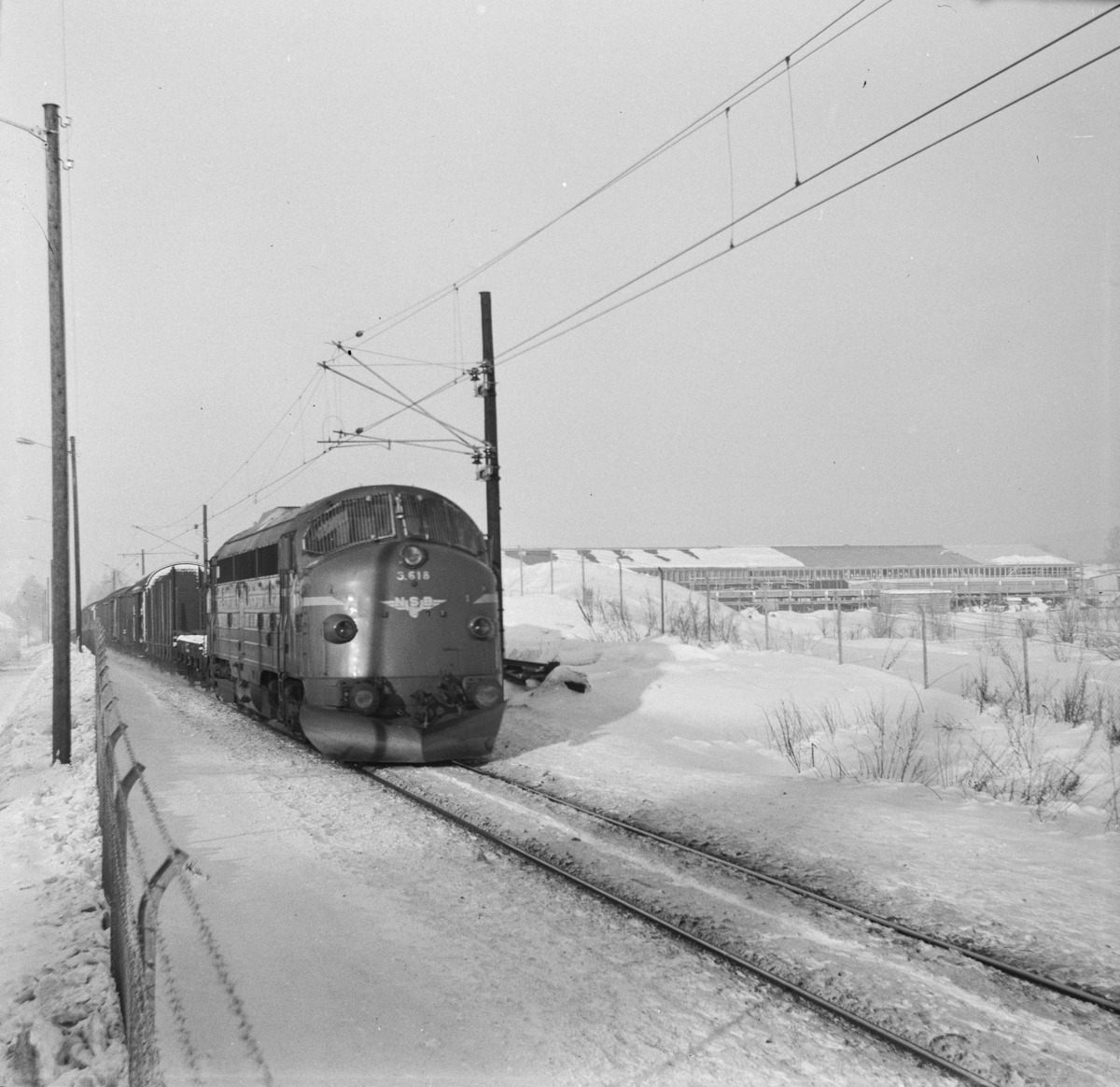 Godstog fra Dovrebanen nær Hamar stasjon. Toget trekkes av diesellokomotiv Di 3 618.