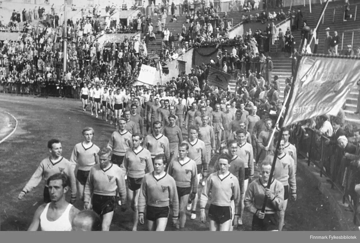Vadsø turnforenings friidrettsgruppe deltok i Holmenkollstafetten i 1950. Her marsjerer de samlet inn på Bislett stadion