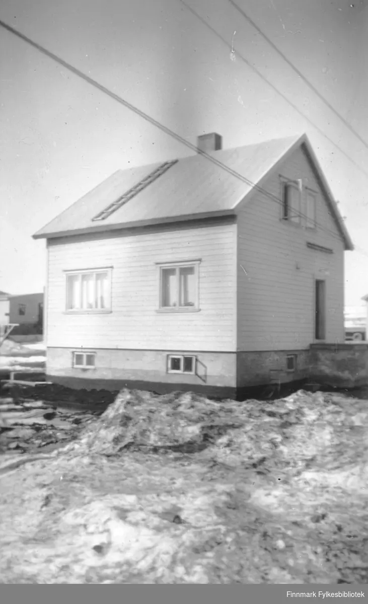 Familien Ebeltofts hus i Fossevn. 3 i Vadsø. Huset sto ferdig i 1952, og de flyttet inn i februar. Dette bildet er tatt året før