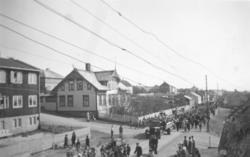 Indrebyen i Vadsø en 17. mai på 1950-tallet. Toget går langs
