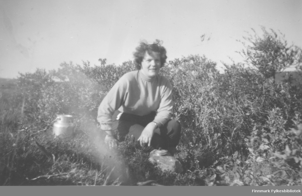 Ragnhild Ebeltoft på multebærtur til Mastejervi omkring 1958-1960