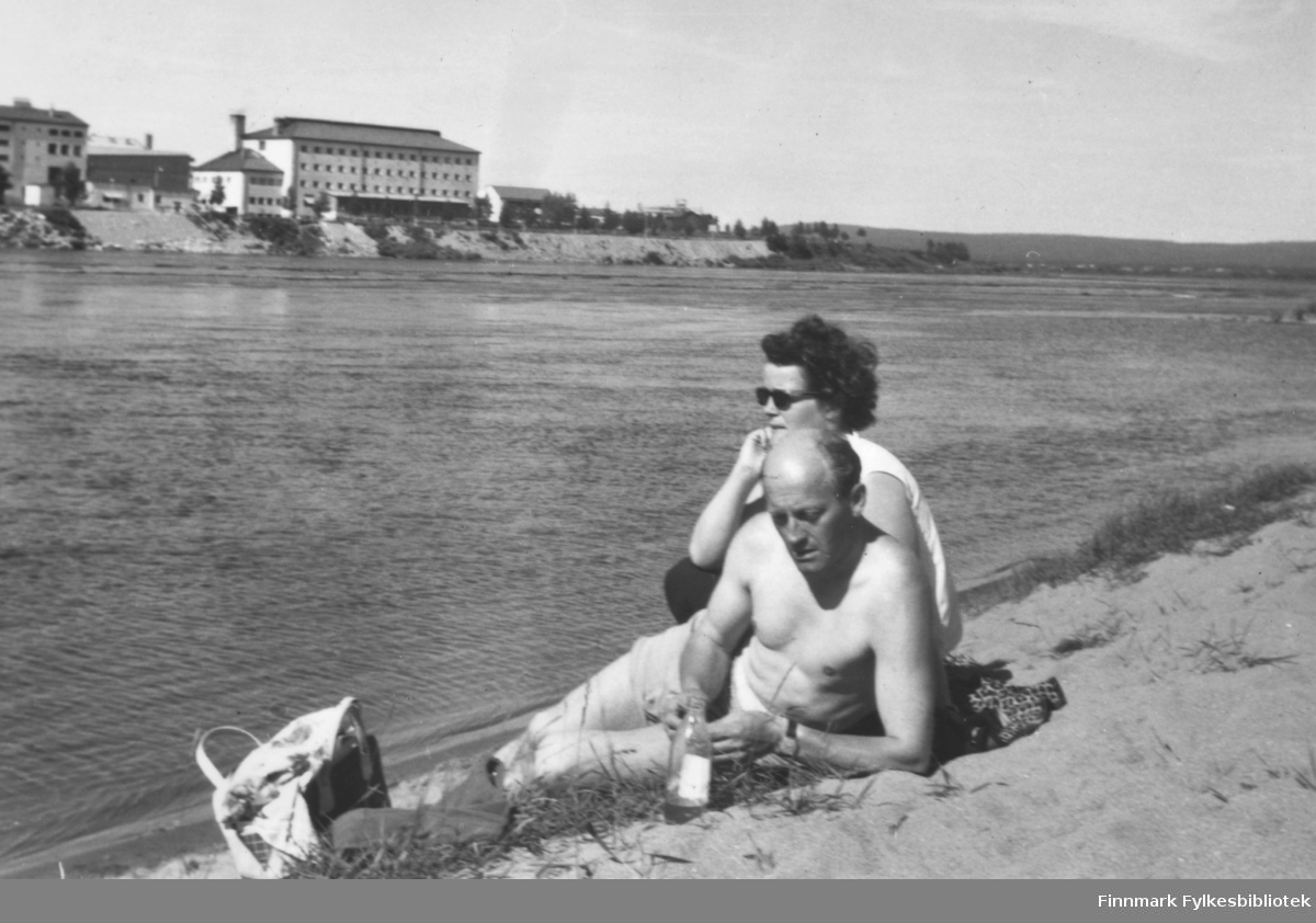 Fritz og Ragnhild Ebeltoft på ferie, antakelig 1963. Ser ut til at byen i bakgrunnen kan være Rovaniemi?