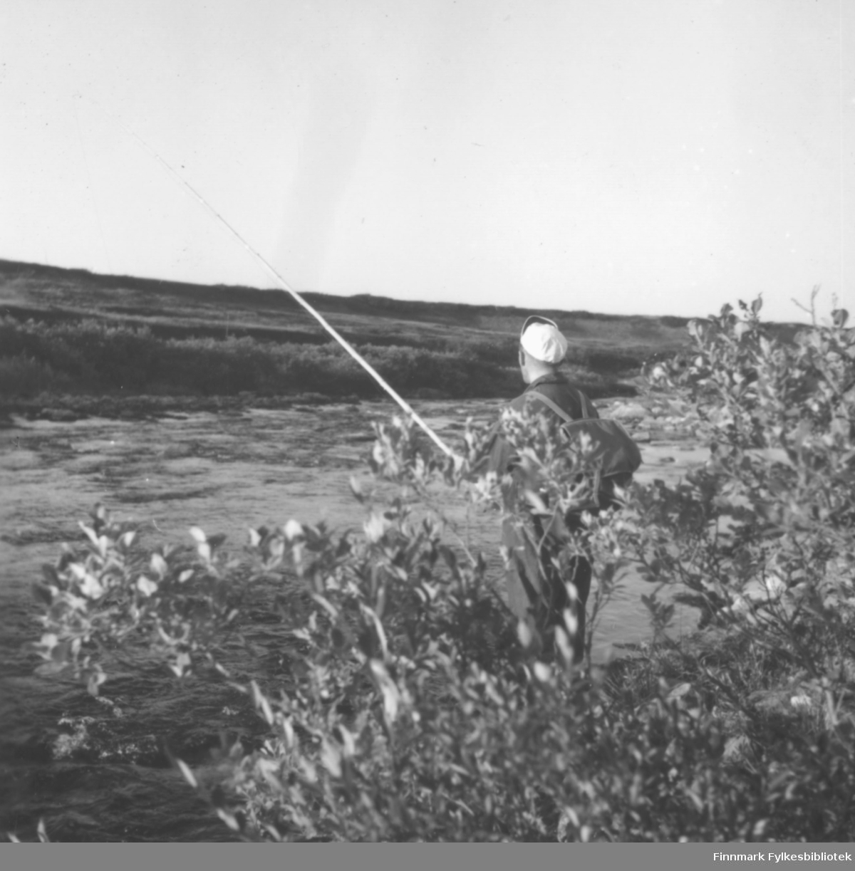 Fritz Ebeltoft fisker laks i Ridelva i Skallelv, ca. 1962-1963