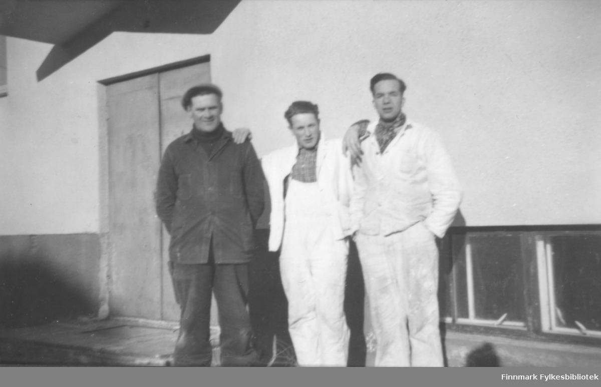Arbeid på den nye Vadsø folkeskole, ca. 1959-1960. Første byggetrinn sto ferdig i 1953, her jobbes med en sidefløy? Fra venstre: Ukjent, Ragnar Johansen, Jakob Ratikainen