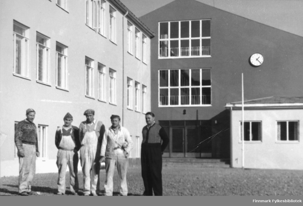 Malere i skolegården, Vadsø folkeskole. Fra venstre: Petter Hildonen, Esaias Vara, Aksel Bakari, Fritz Ebeltoft og vaktmester Kristian Vara
