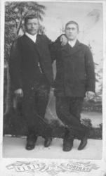 Et portrett av Isak Sparri og Aksel Vanhaniemi. De er kledd 