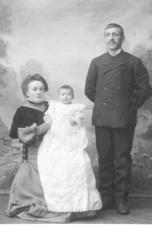 Et gruppebilde av familen Sundfær. I albumet er det skrevet: