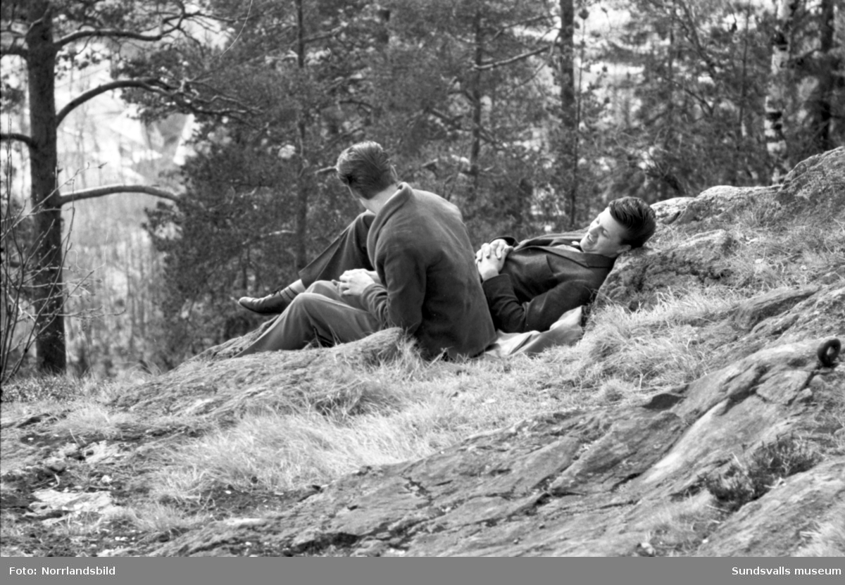 Vårsolsreportage. Bildserie med barn och vuxna som njuter av vårsol och barmark på Norra berget.