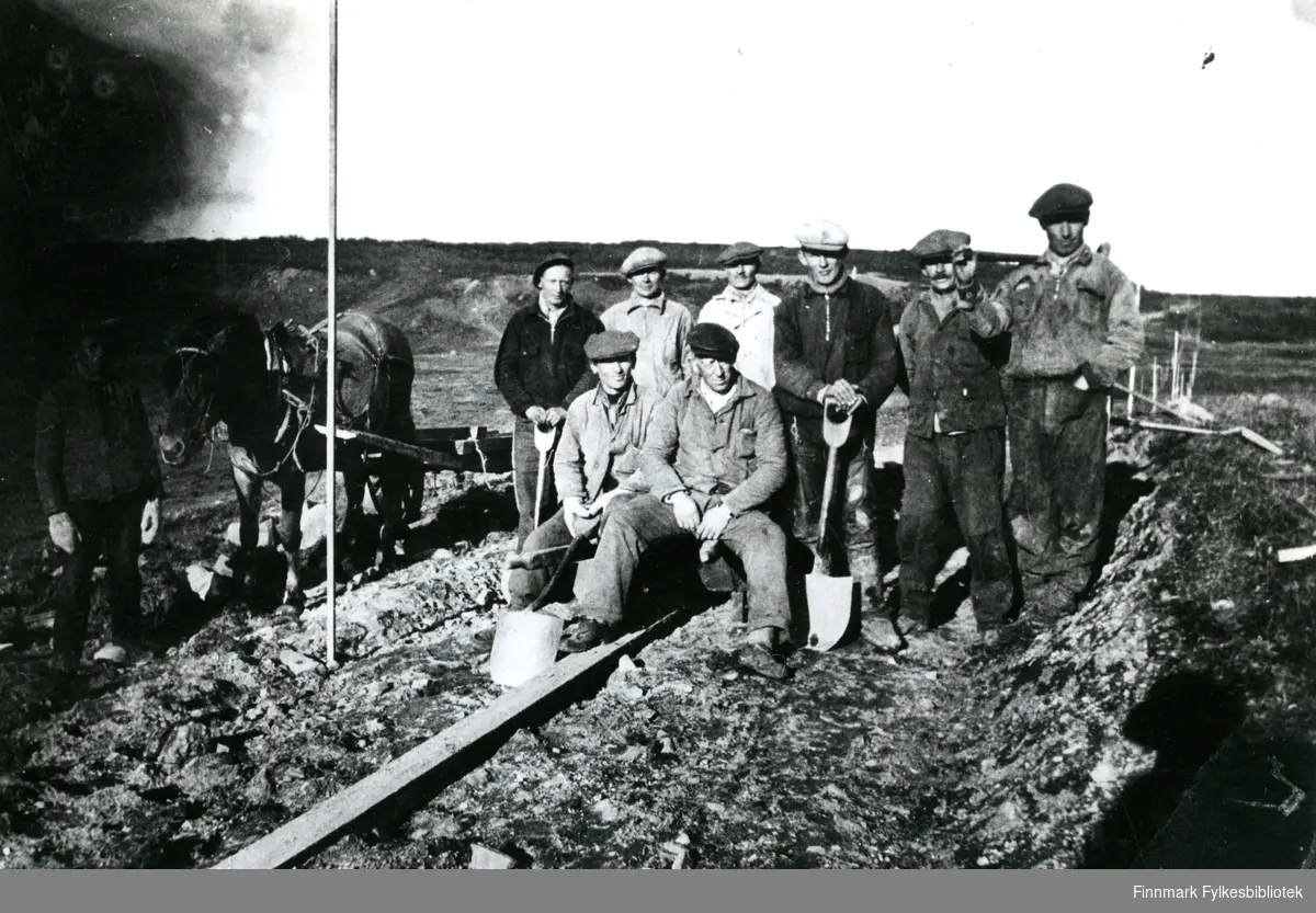 Bildet viser et arbeidslag på ni personer og en hest. Bildet er tatt i 1935 på strekningen Karlebotn - Gandvik. Stående fra venstre ser vi; nr.2 Mathis Mathisen, nr.5 Klemet Mosesen, nr.7 Mathis Persen. Sittende foran; nr.2 Iver Persen