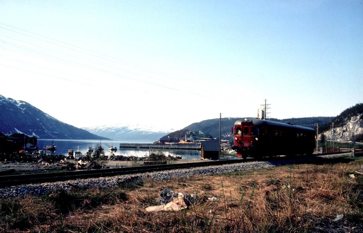 Majavass-vogna, tog 476 Mo i Rana - Majavatn,  kjører inn mot Mosjøen stasjon med motorvogn type 86.