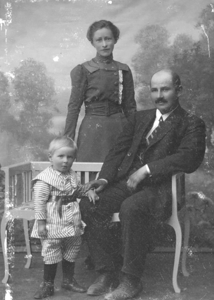 Familieportrett fotografet hos Emilie Henriksen: Godtfred Pedersen som 2-3 åring med foreldrene sine, Edvard og Sofie Pedersen.