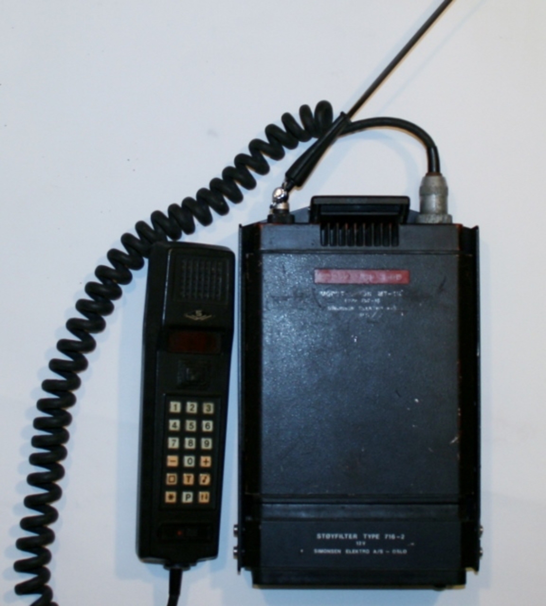 Simonsen mobiltelefon med bruksanvisning og støyfilter av type 716-2. Tekst på fronten veldig slitt og utydelig.