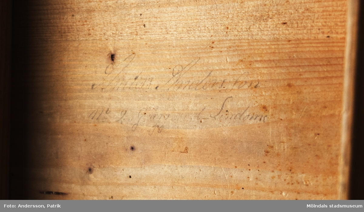 Bord, fanerat med alm, rektangulär skiva, ben i from av knippepelare, fotparti med volutformade avslutningar. Lådan signerad med blyerts "Anders Andersson, Greggered, Lindome".'
Tillverkad omkring 1840.