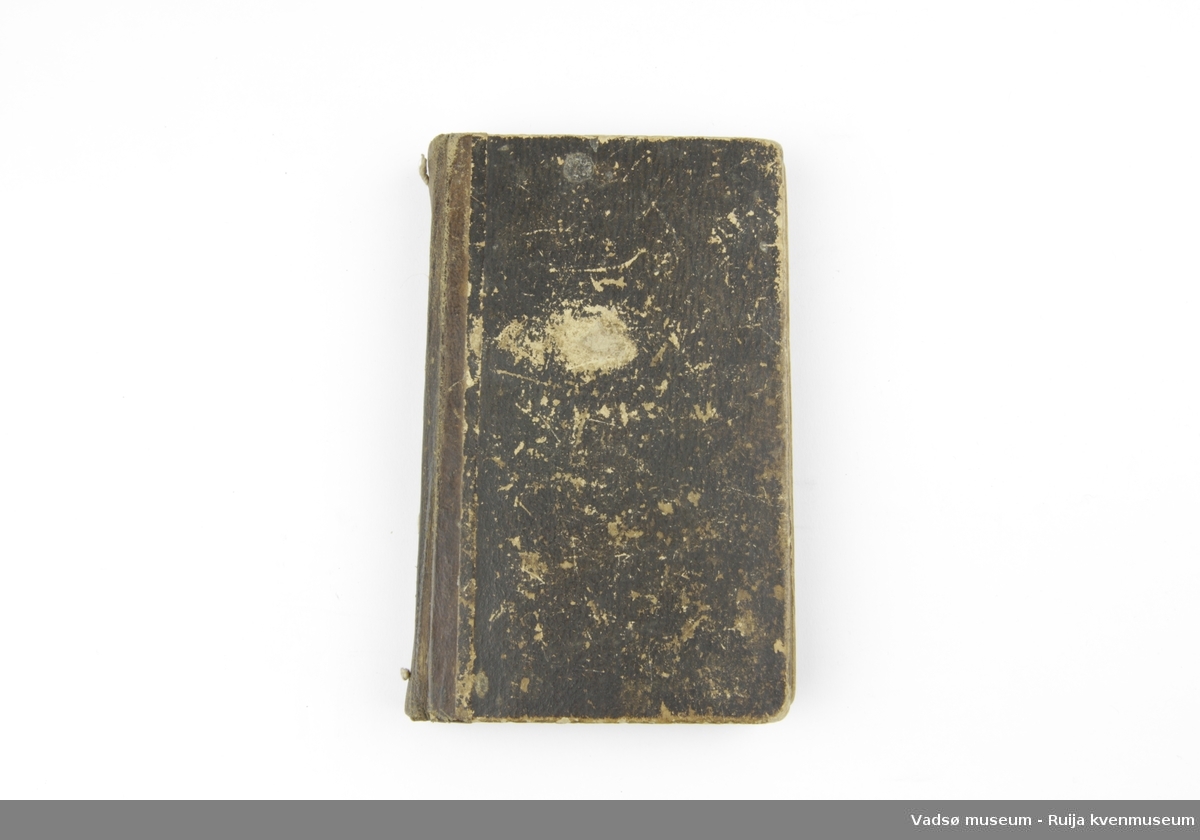 Finsk salmebok fra 1898. Permer i papp kledd i brunt skinn. Bokryggen er forsterket med tråd, sydd med brede sting.