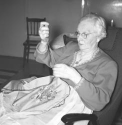 Olga Jacobsen, Arne Jacobsens farmor, sitter i en lenestol o