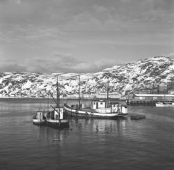 Fiskebåter i Hammerfest havn. Et par skøyter og et par sjark