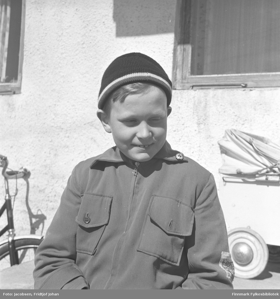 Arne F. Jacobsen en solskinnsdag, kanskje utenfor familiens hjem i Storvannsveien