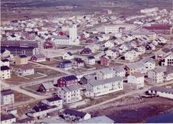 Flyfoto av Vadsø, 1963. Midtbyen sett fra sørvest. Takene i 