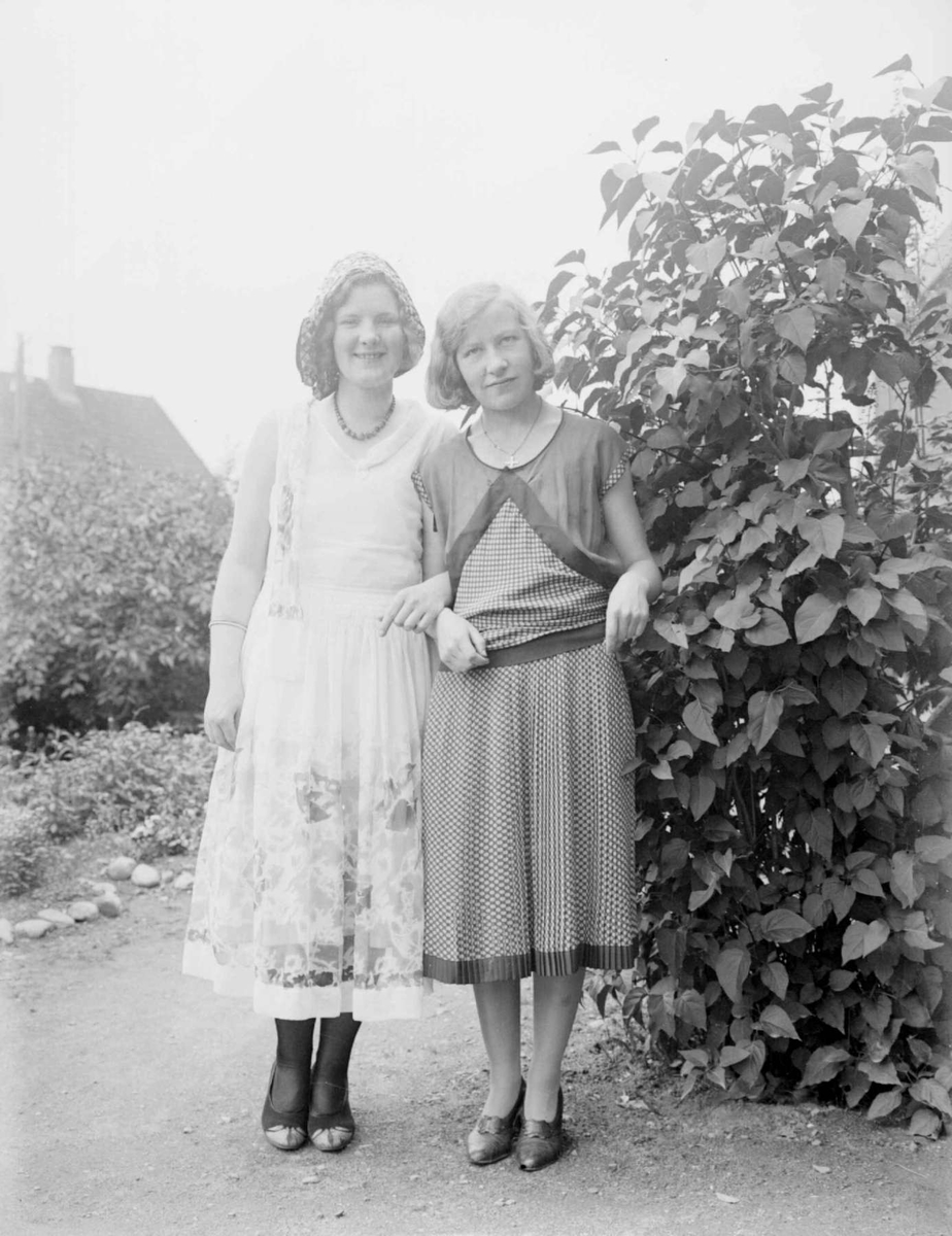 To kvinner i hagen. Ruth Kristiansen og Eldrid Garmo.
