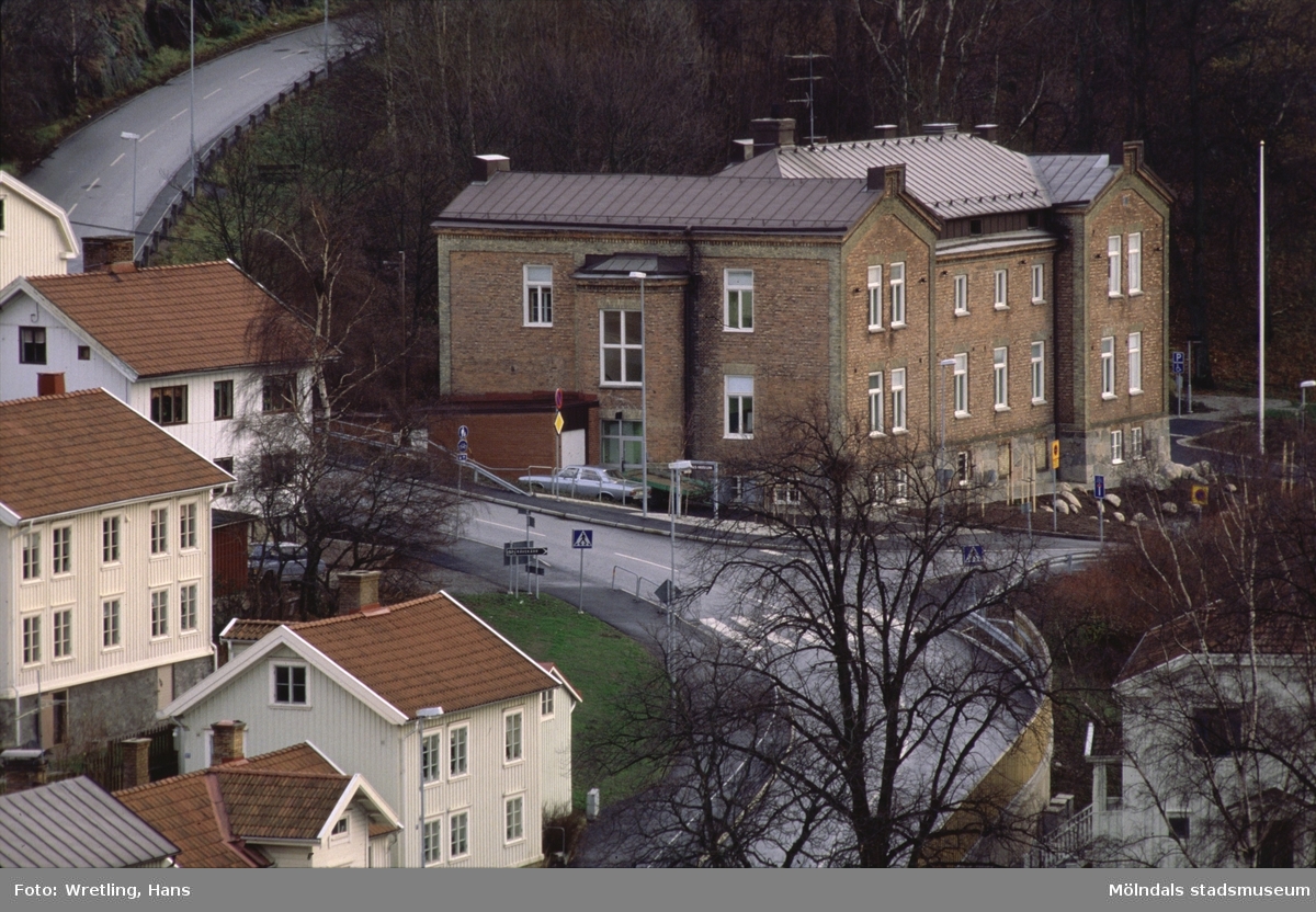 Exteriörfoto över Forsåkersgatan 19 (Kallkällan 1) år 1987. Rygatan slingrar upp till vänster om byggnaden. Den 22 april 1997 döptes Forsåkersgatan om till Norra Forsåkersgatan.