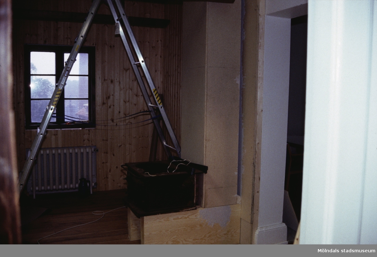 Interiörfoto från uppbyggnadsskedet av Mölndals Museum på Norra Forsåkersgatan 19 (Kallkällan 1) år 1985.