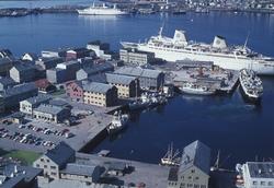 Hammerfest havn en flott sommerdag i 1966 eller 1967. Nede t