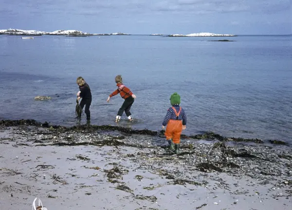 Tre Barn Leker I Fjæra På Andenes. Fra Venstre: Mona Stenmann ...