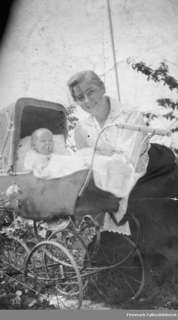 Biprodukt Grisling stykke Fotografi av ei kvinne med et barn i ei barnevogn. Kvinnen er kledt i en  hvit
