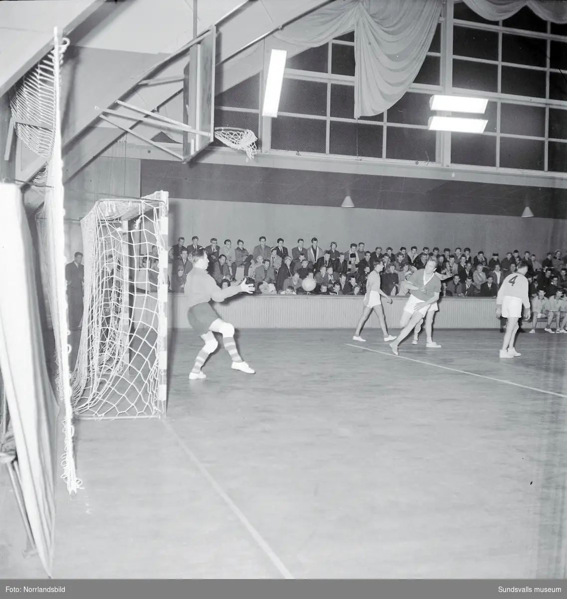 Handbollsmatch i tennishallen, Heffners-Sollefteå. Mellan de två hukande spelarna på första bilden syns Sollefteåspelaren Gustav-Adolf Jansson.