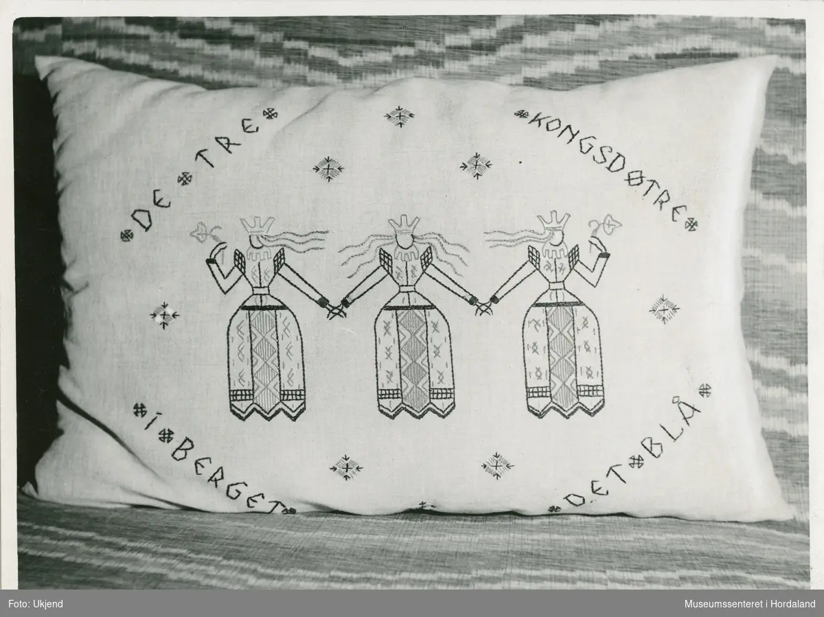 Reklamefoto av broderte tekstilar presentert i Hjemmet på 1930-talet. "Brukskunst i Hjemmet" var eit samarbeid mellom vekebladet Hjemmet og foreininga Brukskunst. Broderia blei levert av broderifirmaet Gunnar Pedersen AS. 

"Generøst har 'Hjemmet' stillet en side hver uke til disposisjon for håndarbeider efter tegning av brukskunstnere. Det er nu kunstnerne selv som har ordet. (...) Vårt mål er å prege hjemmene med vakre arbeider og gode farver, og gi de tusener av flittige håndarbeidere anledning til å skaffe sig mønstre som alle sammen bærer preg av høi kvalitet". (overlærer Jakob Prytz, formann i Foreningen Brukskunst.)

Motivet er broderi nr. 87: Pute, tegnet av Ivar Klæboe.