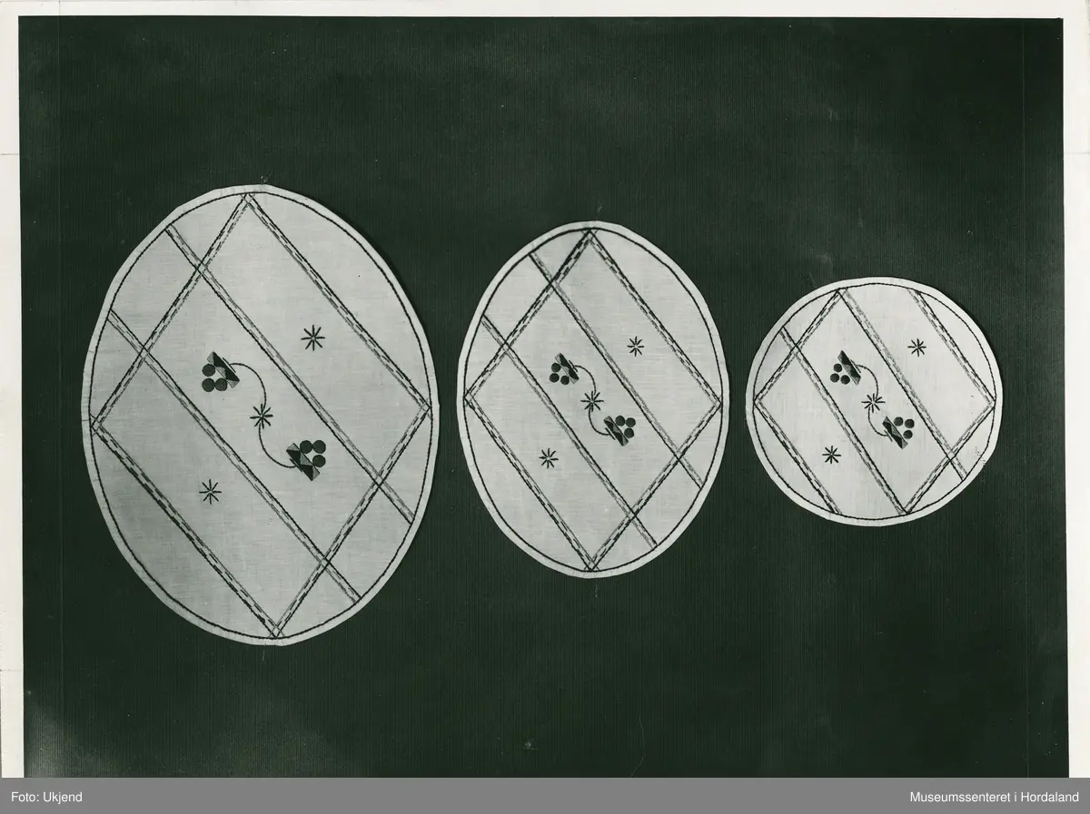 Reklamefoto av broderte tekstilar presentert i Hjemmet på 1930-talet. "Brukskunst i Hjemmet" var eit samarbeid mellom vekebladet Hjemmet og foreininga Brukskunst. Broderia blei levert av broderifirmaet Gunnar Pedersen AS. 

"Generøst har 'Hjemmet' stillet en side hver uke til disposisjon for håndarbeider efter tegning av brukskunstnere. Det er nu kunstnerne selv som har ordet. (...) Vårt mål er å prege hjemmene med vakre arbeider og gode farver, og gi de tusener av flittige håndarbeidere anledning til å skaffe sig mønstre som alle sammen bærer preg av høi kvalitet". (overlærer Jakob Prytz, formann i Foreningen Brukskunst.)

Motivet er broderi nr. 130: Brettserviett og brødkurvservietter tegnet av Ivar Klæboe.