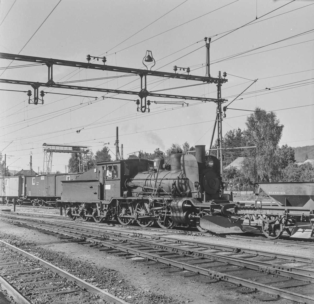 Damplok type 21e 207 med pukktog på Kongsberg stasjon.