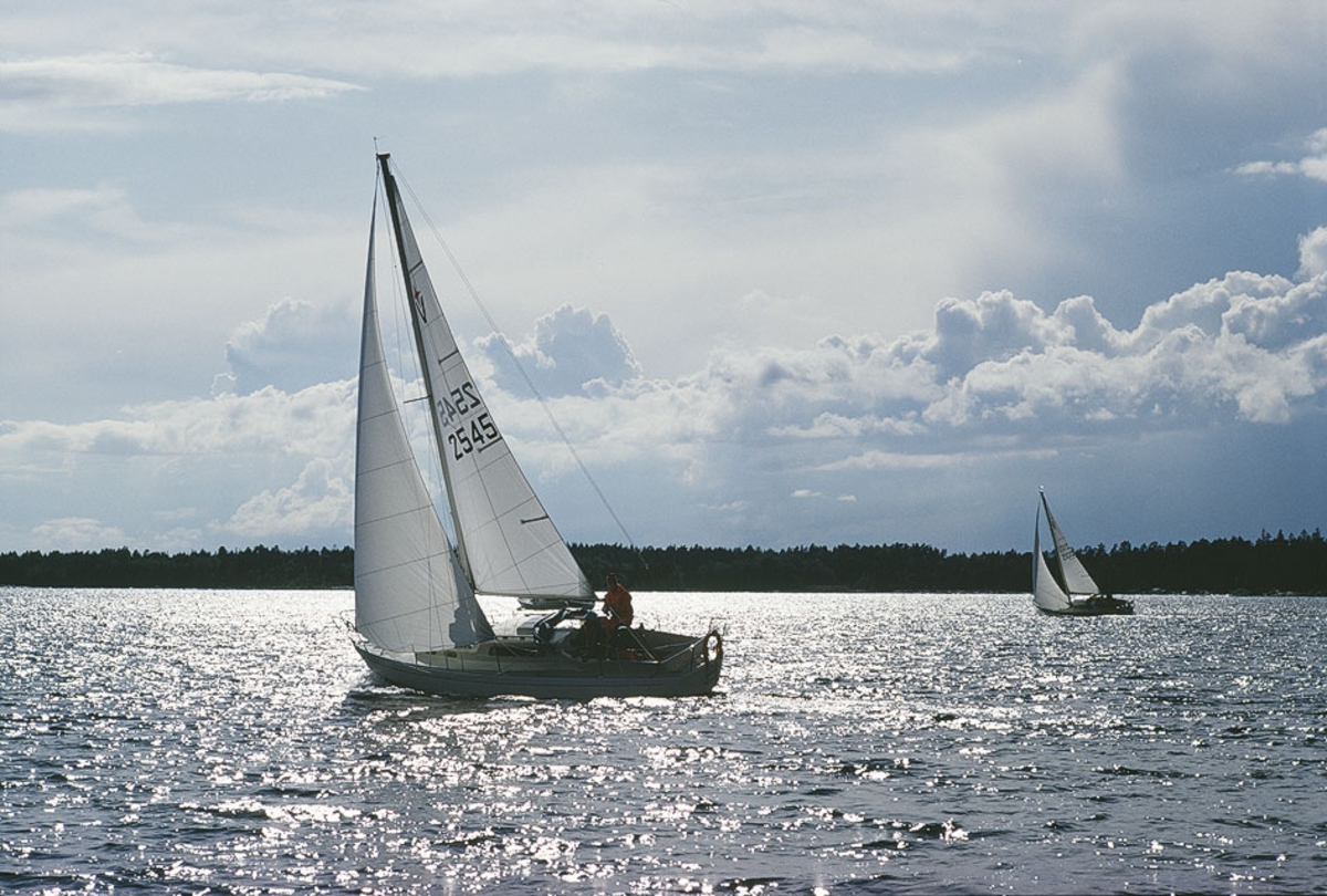 En Albin Viggen seglar på Vänern.