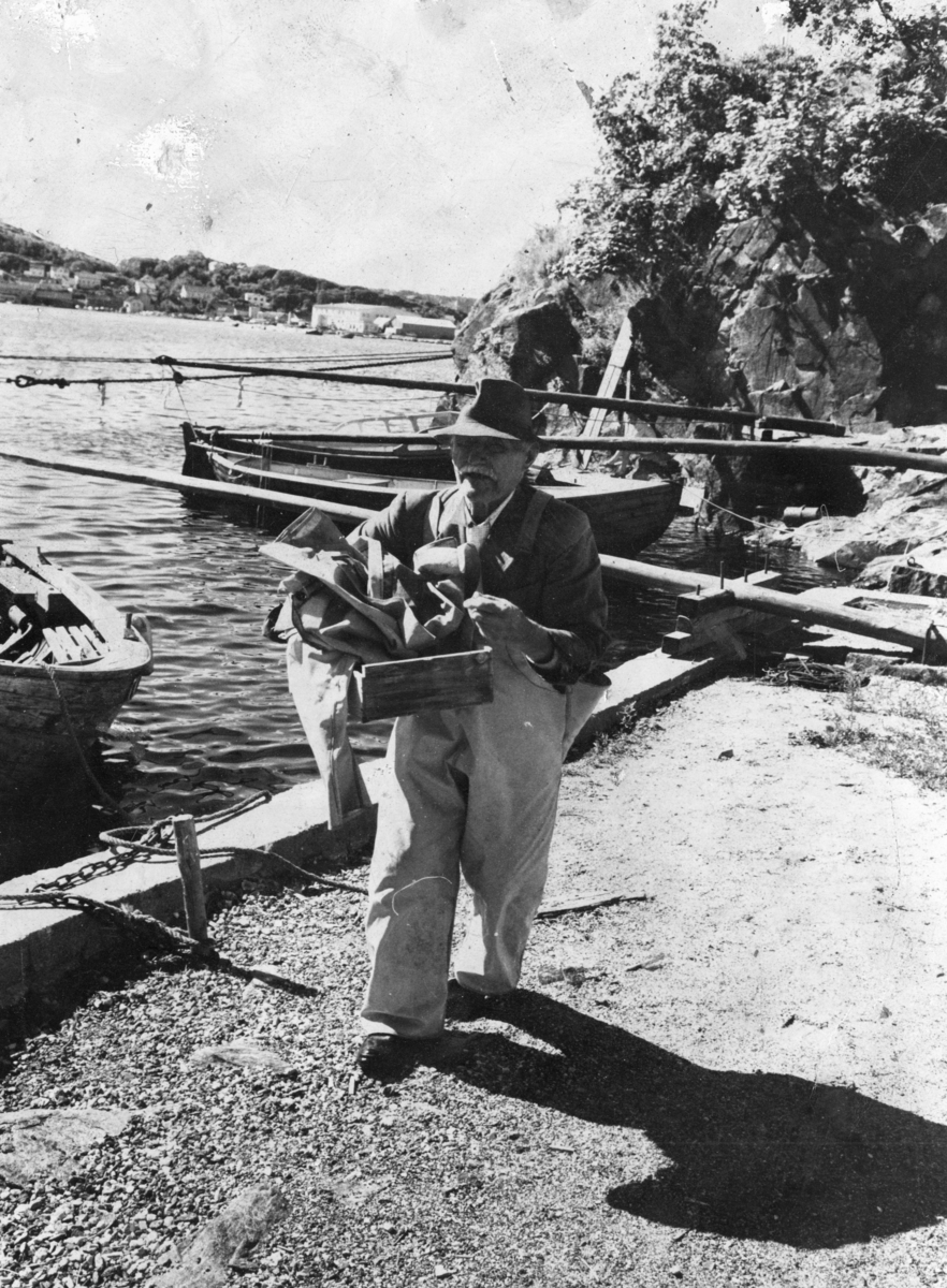 Kaptein Karl Klem , ca. 90 år, hjem fra fiske, ca. 1965 - 70.